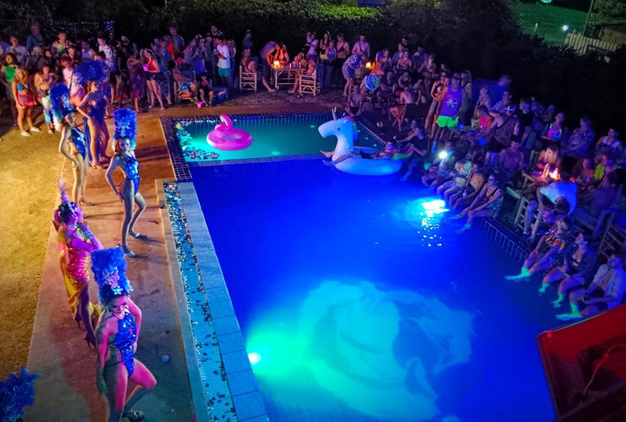 Wet! A Pool Party Hostel By Wild & Wandering Хаад Рин Экстерьер фото