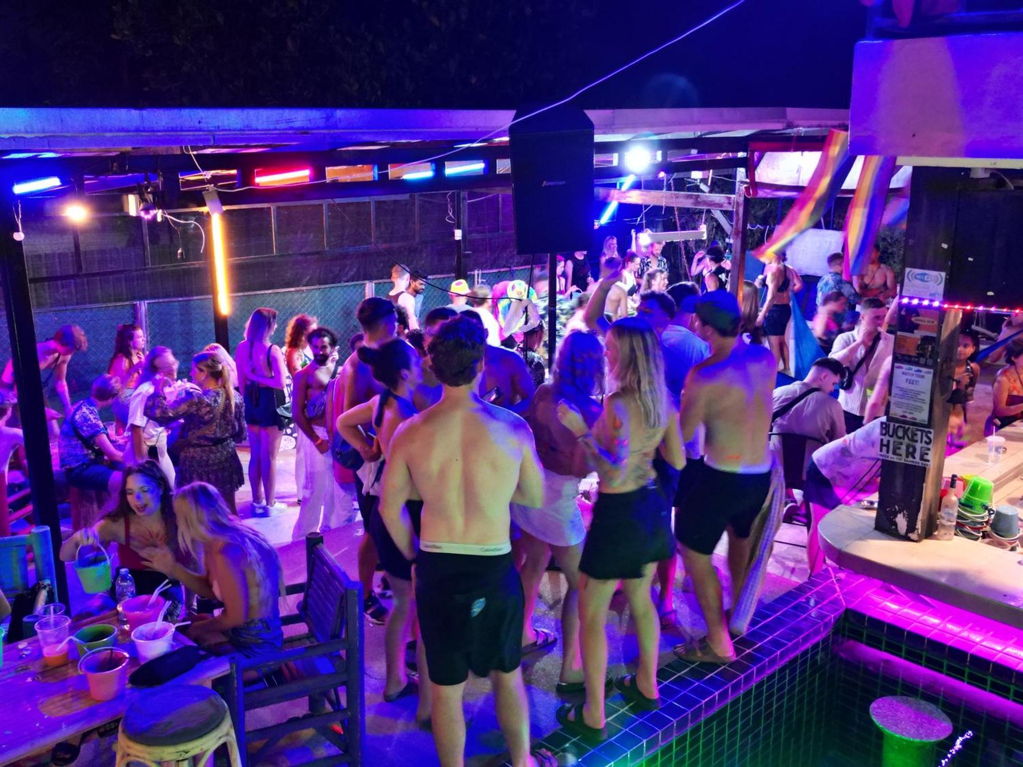 Wet! A Pool Party Hostel By Wild & Wandering Хаад Рин Экстерьер фото