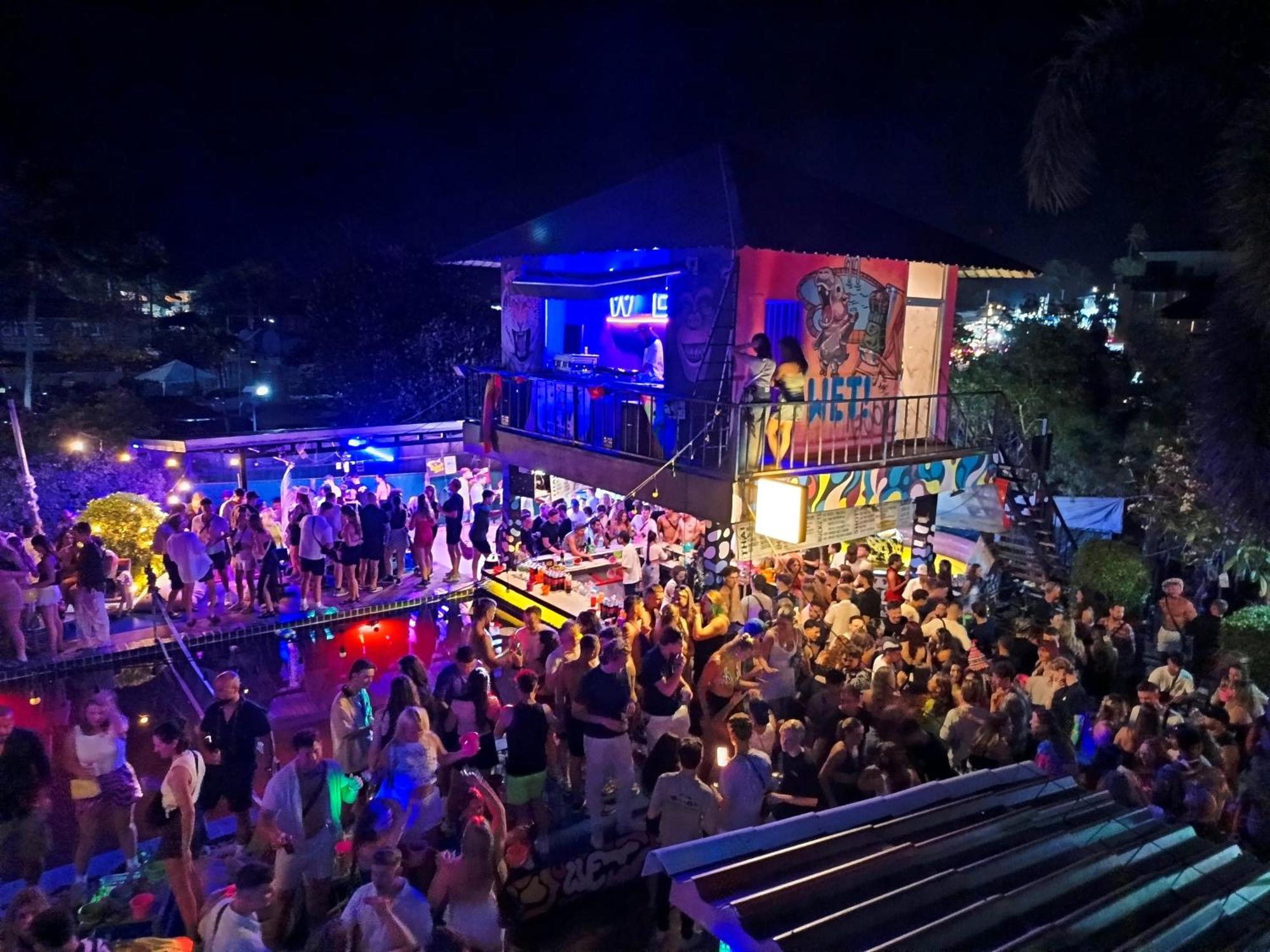 Wet! A Pool Party Hostel By Wild & Wandering Хаад Рин Экстерьер фото