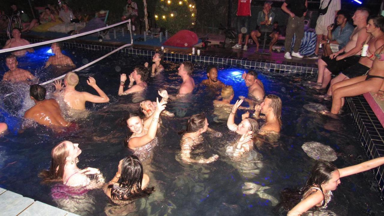 Wet! A Pool Party Hostel By Wild & Wandering Хаад Рин Экстерьер фото