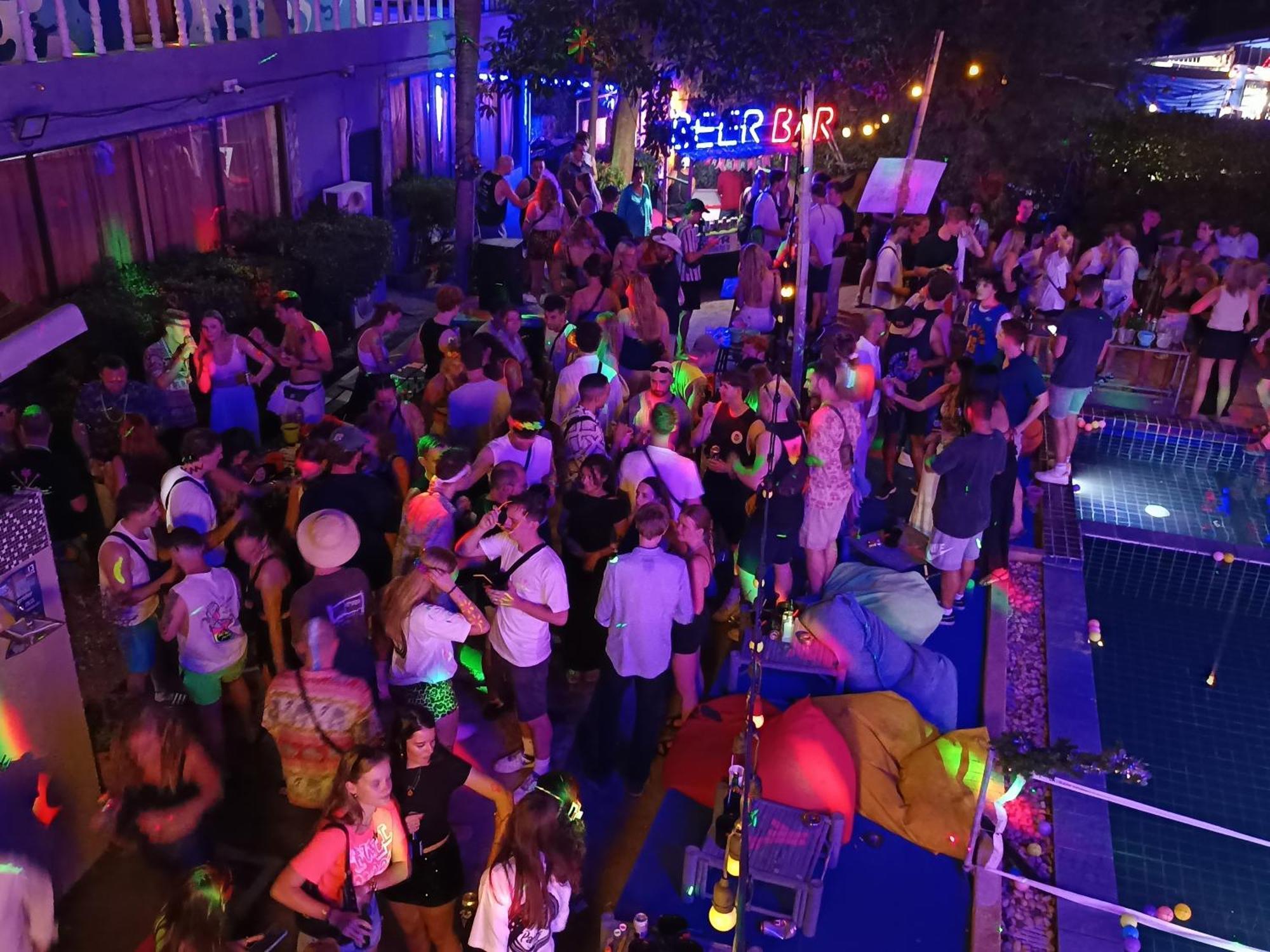 Wet! A Pool Party Hostel By Wild & Wandering Хаад Рин Экстерьер фото